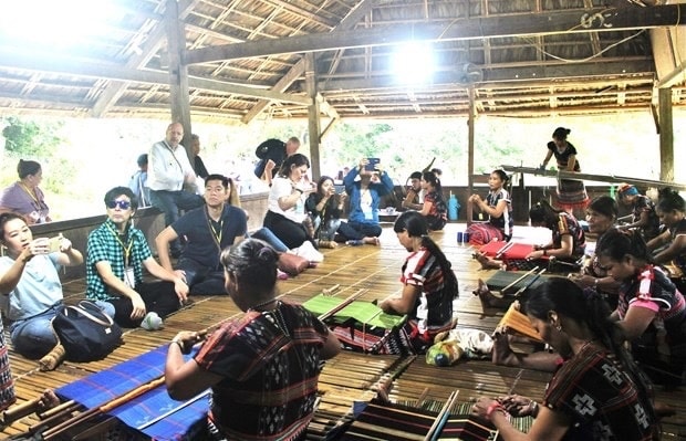 Các nghệ nhân của Hợp tác xã dệt thổ cẩm truyền thống Za Ra trình diễn phục vụ du khách. Ảnh: Khánh Nguyên Các nghệ nhân của Hợp tác xã dệt thổ cẩm truyền thống Za Ra trình diễn phục vụ du khách. Ảnh: Khánh Nguyên