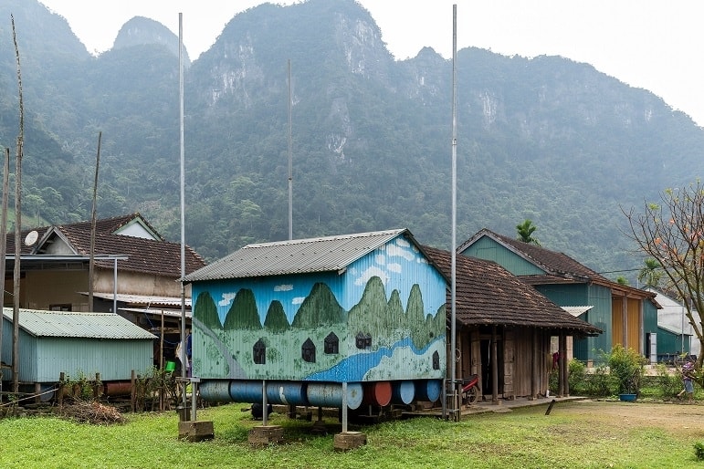 Những ngôi nhà phao, khi có lụt sẽ nổi lên, ở Tân Hóa