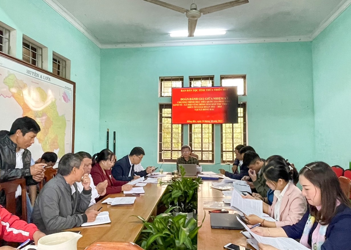 Đoàn công tác làm việc tại xã Hồng Bắc, huyện A Lưới