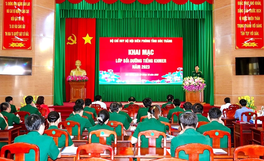 Quang cảnh các đại biểu dự khai mạc lớp bồi dưỡng tiếng Khmer năm 2023 cho cán bộ Bộ đội Biên phòng tỉnh Sóc Trăng Quang cảnh các đại biểu dự khai mạc lớp bồi dưỡng tiếng Khmer năm 2023 cho cán bộ Bộ đội Biên phòng tỉnh Sóc Trăng