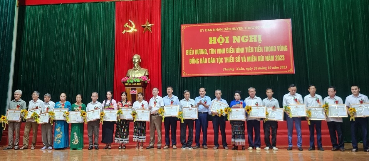 Các cá nhân được Chủ tịch UBND huyện Thường Xuân tặng Giấy khen vì đã có thành tích tiêu biểu, điển hình tiên tiến trong vùng đồng bào DTTS &MN huyện Thường Xuân giai đoạn 2021- 2023