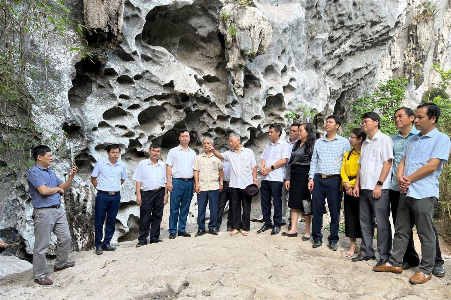 Trong khuôn khổ chương trình làm việc, các đại biểu đã đi thực tế tại Khu di tích khảo cổ học Mái đá Ngườm, thăm Điểm trường Xuyên Sơn, xã Thần Sa