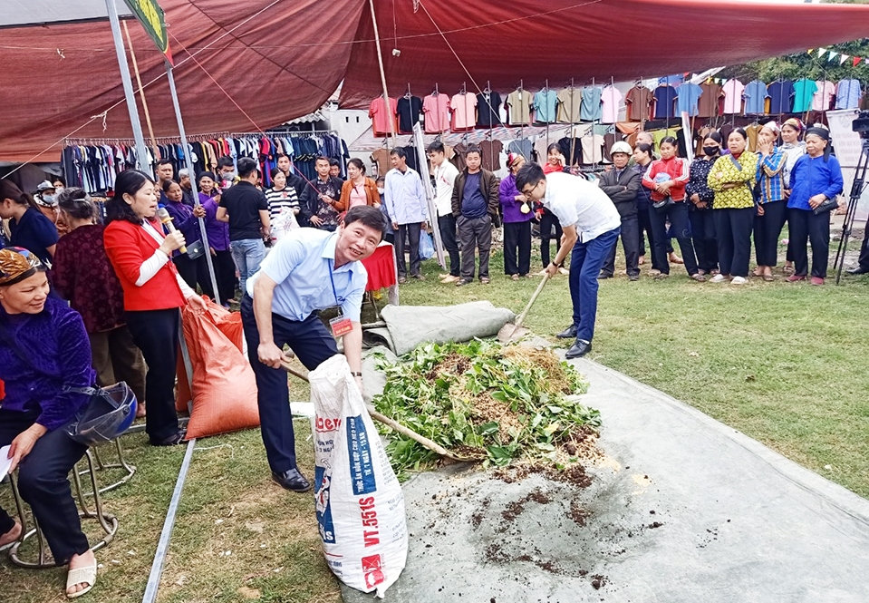 Cán bộ Trung tâm Khuyến nông tỉnh Lạng Sơn hướng dẫn kỹ thuật cho người dân tại điểm chợ phiên Pắc Khuông, xã Thiện Thuật, huyện Bình Gia.
