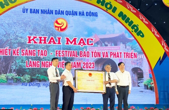 Lãnh đạo phường Vạn Phúc đón nhận bằng Di sản văn hóa phi vật thể quốc gia Lãnh đạo phường Vạn Phúc đón nhận bằng Di sản văn hóa phi vật thể quốc gia