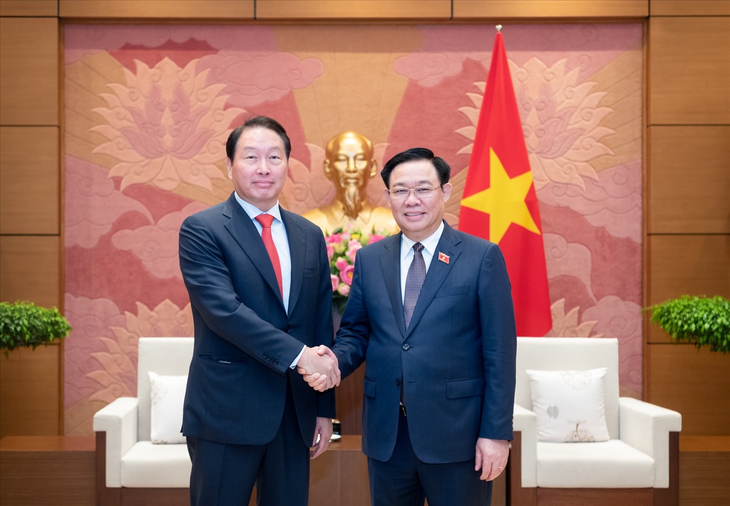 Chủ tịch Quốc hội Vương Đình Huệ và Chủ tịch Tập đoàn SK, Chủ tịch Phòng Thương mại và Công nghiệp Hàn Quốc Chey Tae Won