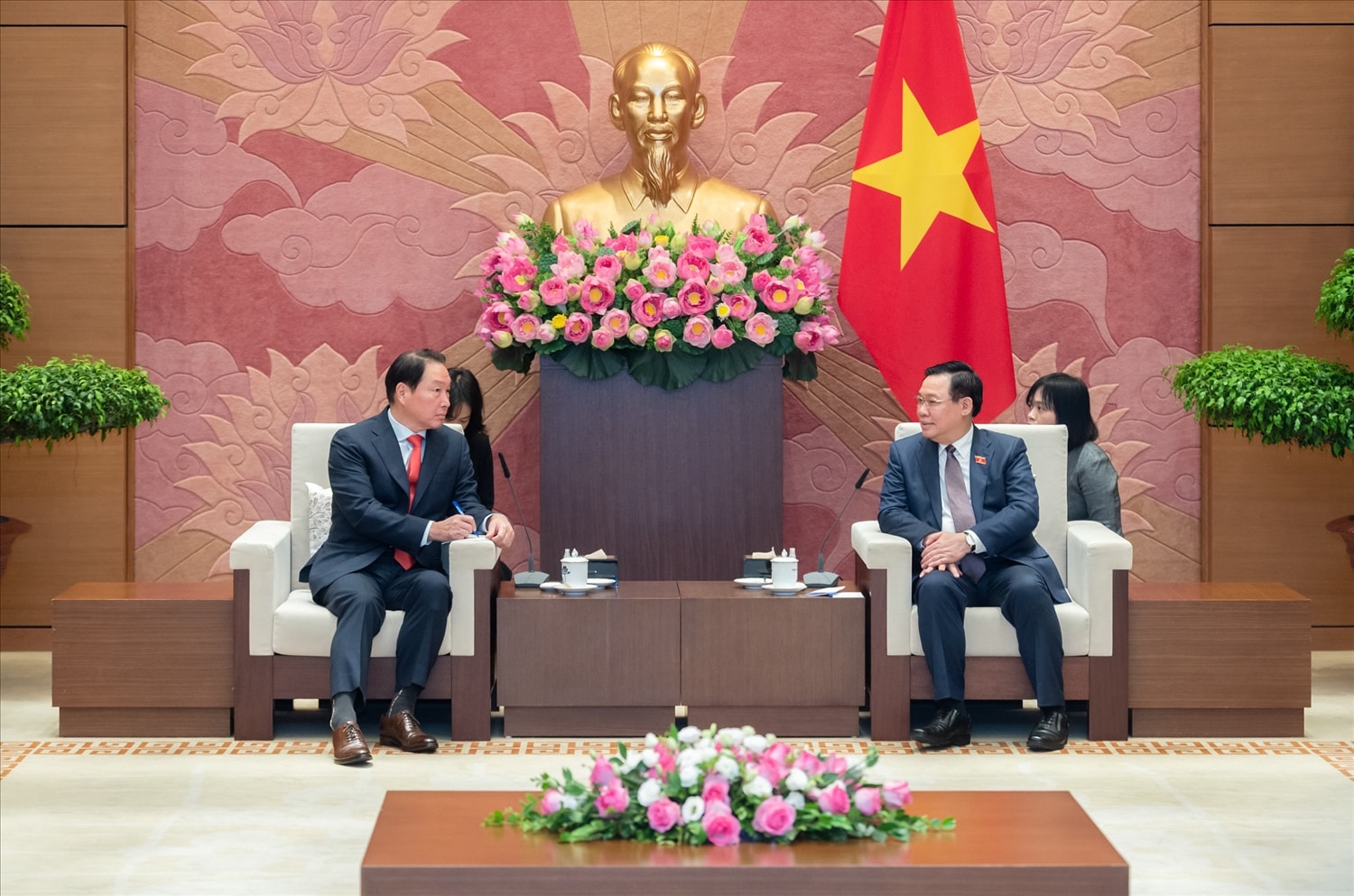 Chủ tịch Quốc hội Vương Đình Huệ tiếp Chủ tịch Tập đoàn SK, Chủ tịch Phòng Thương mại và Công nghiệp Hàn Quốc Chey Tae Won