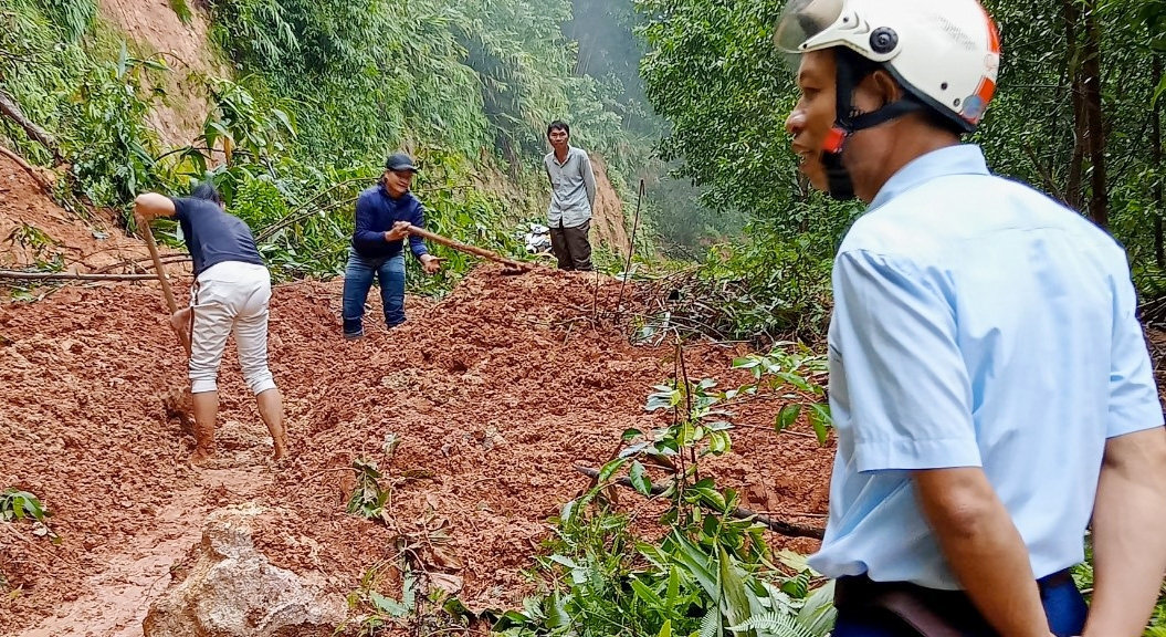 Chính quyền xã Yên Hợp khắc phục sạt lở đường giao thông tại bản Tạt