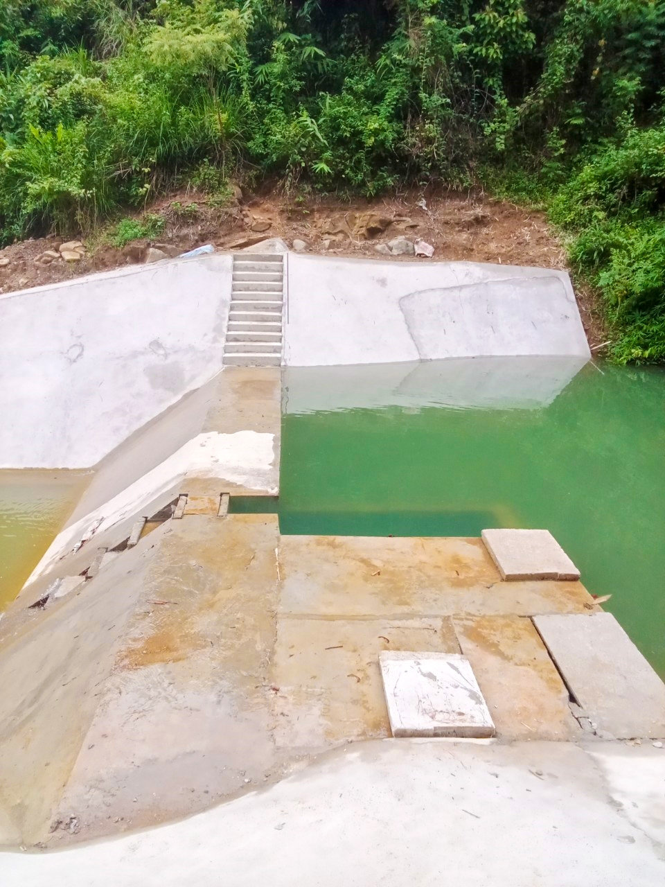 Đập dâng lấy nước của công trình nước tập trung ở bản Tạt khi mới hoàn thành và đưa vào sử dụng vào cuối tháng 8 năm 2023