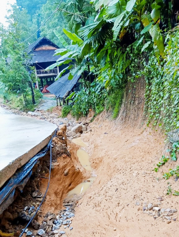 Nhiều vị trí trên tuyến đường bản Tạt bị xói lở nặng nề