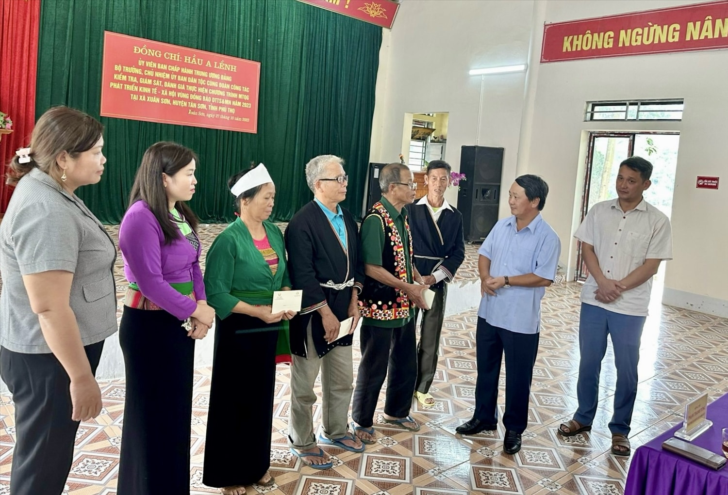Bộ trưởng, Chủ nhiệm UBDT Hầu A Lềnh trò chuyện với Người có uy tín xã Xuân Sơn, huyện Tân Sơn Bộ trưởng, Chủ nhiệm UBDT Hầu A Lềnh trò chuyện với Người có uy tín xã Xuân Sơn, huyện Tân Sơn