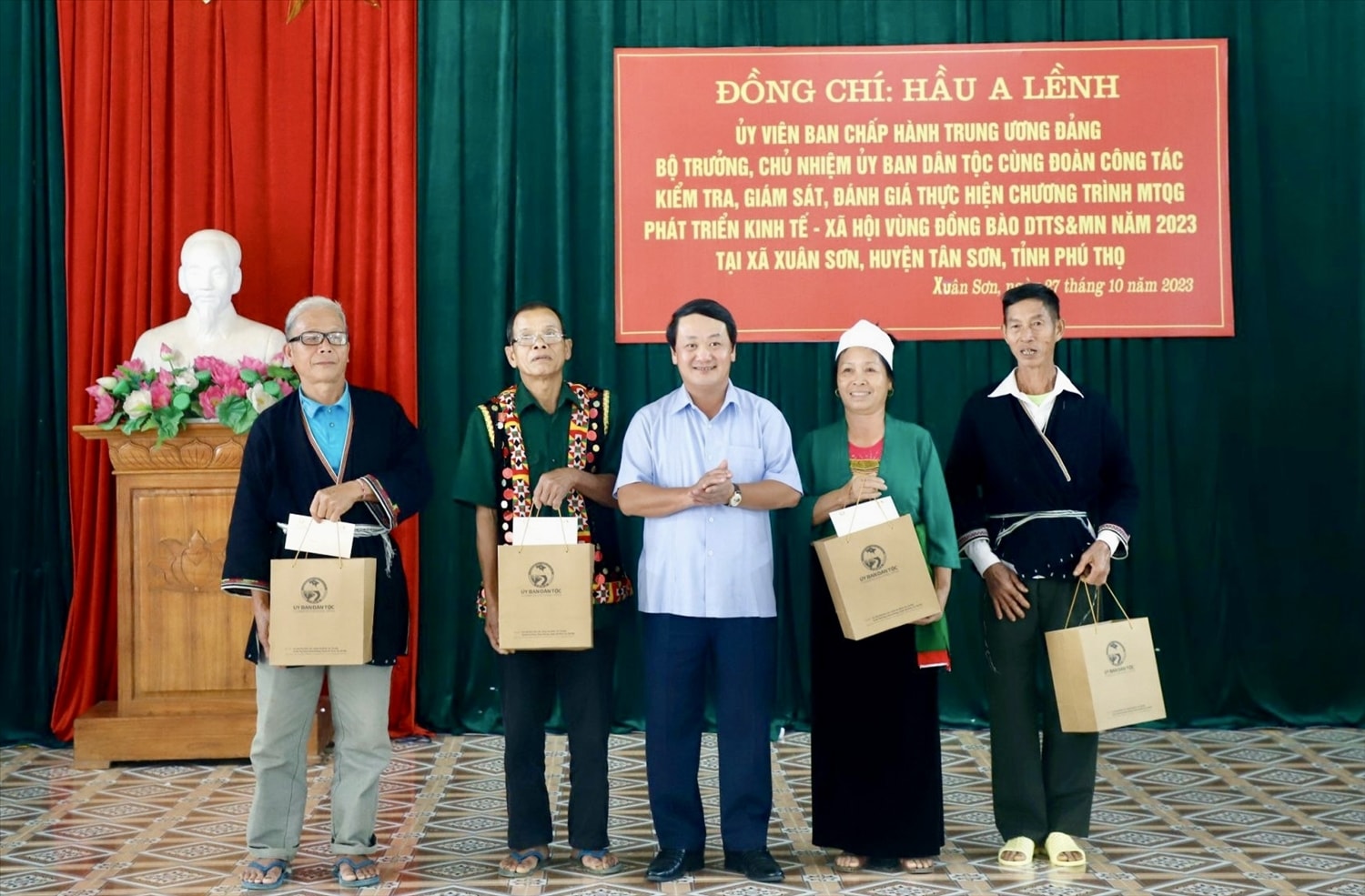 Bộ trưởng, Chủ nhiệm Ủy ban Dân tộc Hầu A Lềnh tặng quà cho Người có uy tín xã Xuân Sơn Bộ trưởng, Chủ nhiệm Ủy ban Dân tộc Hầu A Lềnh tặng quà cho Người có uy tín xã Xuân Sơn