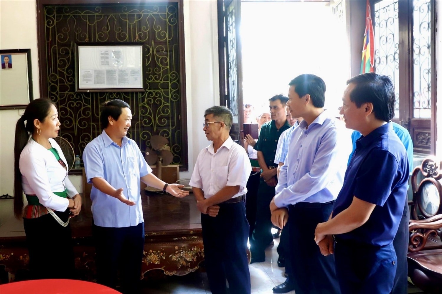 Bộ trưởng, Chủ nhiệm UBDT Hầu A Lềnh cùng đoàn công tác trò chuyện với cán bộ và bà con nhân dân xã Minh Đài, huyện Tân Sơn Bộ trưởng, Chủ nhiệm UBDT Hầu A Lềnh thăm tặng quà cho ông Hà Văn Thiên, Khu Lấp, xã Xuân Sơn là thương binh, gia đình đã thoát nghèo từ năm 2019