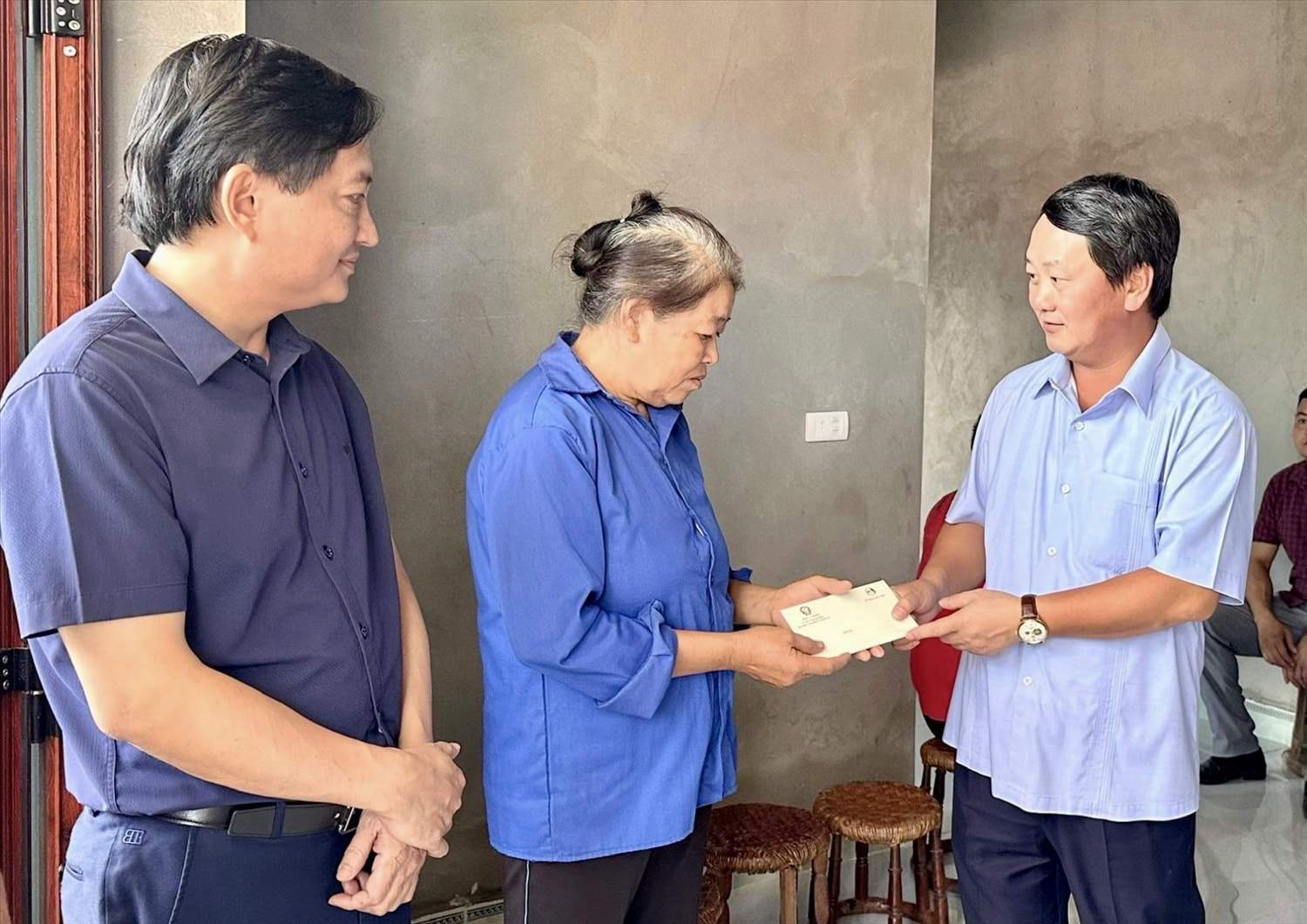 Đoàn công tác thăm hộ gia đình bà Hà Thị Chích, khu Chiềng 1, xã Kim Thượng, huyện Tân Sơn, là một trong những hộ nghèo mới được hỗ trợ xây nhà ở. Đoàn công tác thăm hộ gia đình bà Hà Thị Chích, khu Chiềng 1, xã Kim Thượng, huyện Tân Sơn, là một trong những hộ nghèo mới được hỗ trợ xây nhà ở.