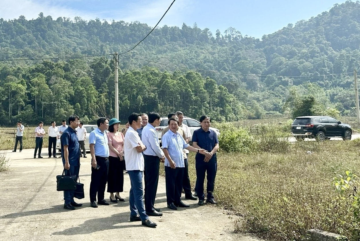 Bộ trưởng, Chủ nhiệm Ủy ban Dân tộc Hầu A Lềnh và Đoàn công tác thăm Khu tái định cư Khu Dù, xã Xuân Sơn Bộ trưởng, Chủ nhiệm Ủy ban Dân tộc Hầu A Lềnh và Đoàn công tác thăm Khu tái định cư Khu Dù, xã Xuân Sơn