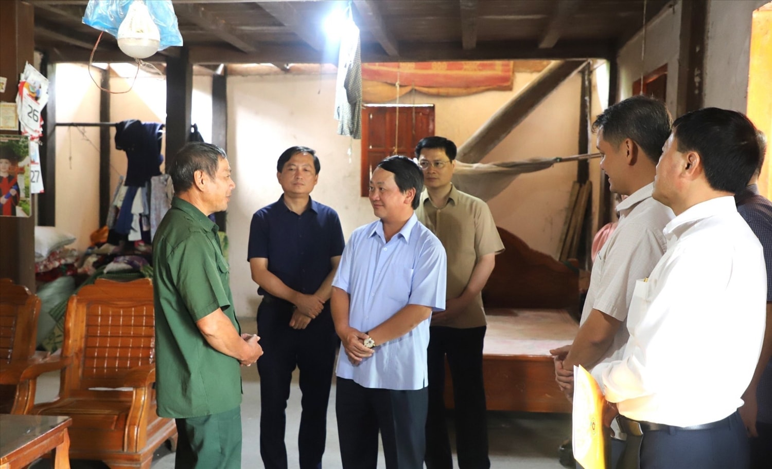 Bộ trưởng, Chủ nhiệm UBDT Hầu A Lềnh thăm, tặng quà cho ông Hà Văn Thiên, Khu Lấp, xã Xuân Sơn là thương binh, gia đình đã thoát nghèo từ năm 2019 Bộ trưởng, Chủ nhiệm UBDT Hầu A Lềnh thăm, tặng quà cho ông Hà Văn Thiên, Khu Lấp, xã Xuân Sơn là thương binh, gia đình đã thoát nghèo từ năm 2019