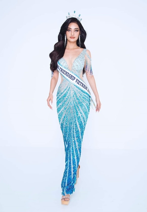 Nông Thúy Hằng tự tin trong trang phục dạ hội thiết kế có phom dáng đuôi cá được đính kết cầu kỳ