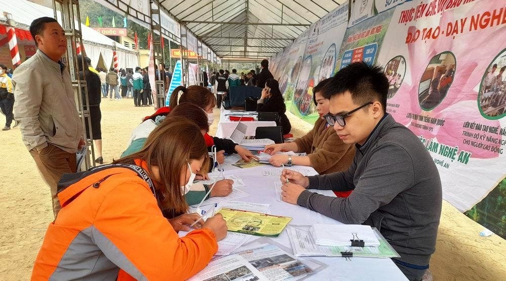 Tham gia Hội chợ, người lao động được nhà tuyển dụng các đơn vị, doanh nghiệp tư vấn, giới thiệu việc làm theo năng lực, tay nghề