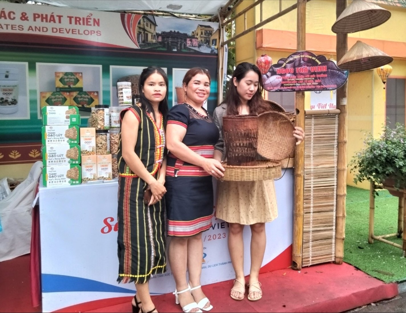 Sản phẩm của HTX mây tre đan Ngọc Trà Vinh tham gia Hội chợ Thành viên HTX mây tre đan Ngọc Trà Vinh giới thiệu sản phẩm của HTX tại một hội chợ
