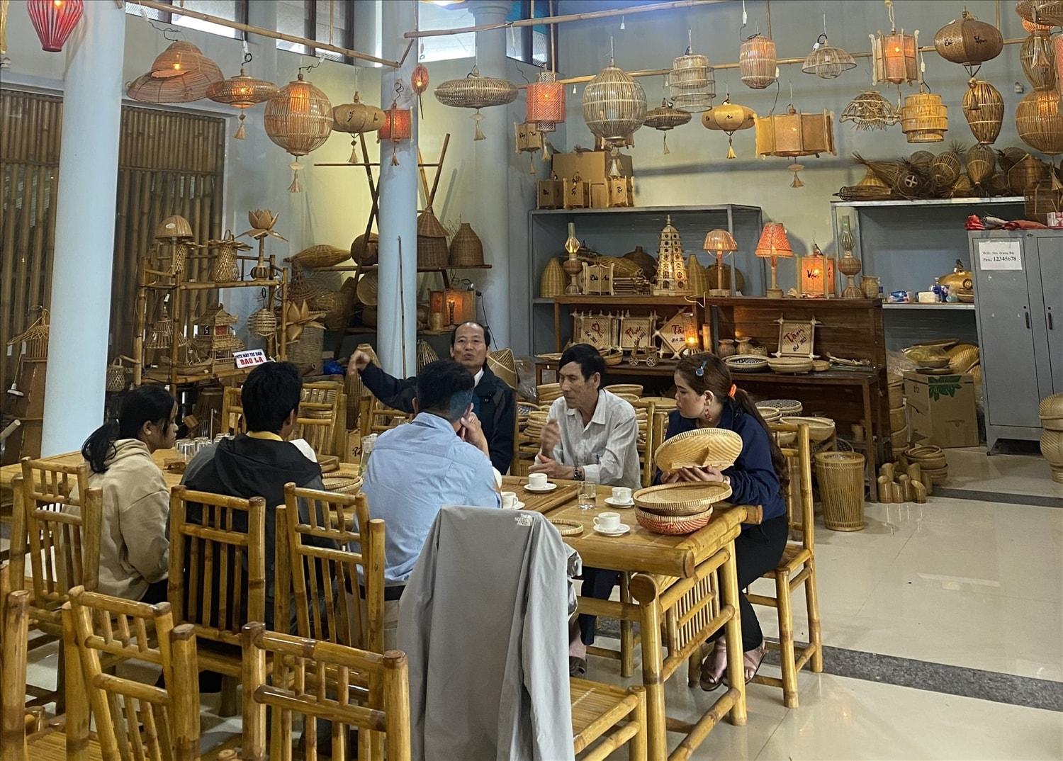 Nhiều sản phẩm từ mây tre đan thân thiện với môi trường của HTX Ngọc Trà Vinh. Nhiều sản phẩm từ mây tre đan thân thiện với môi trường của HTX Ngọc Trà Vinh.