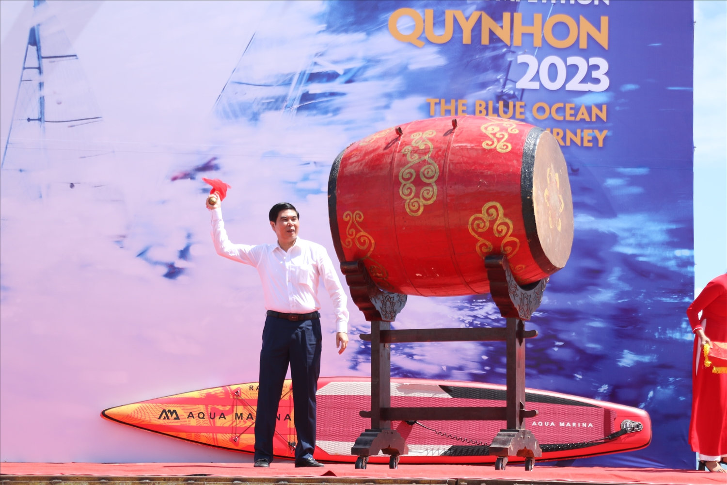 Ông Lâm Hải Giang, Phó Chủ tịch UBND tỉnh Bình Định đánh trống khai mạc Ông Lâm Hải Giang, Phó Chủ tịch UBND tỉnh Bình Định đánh trống khai mạc