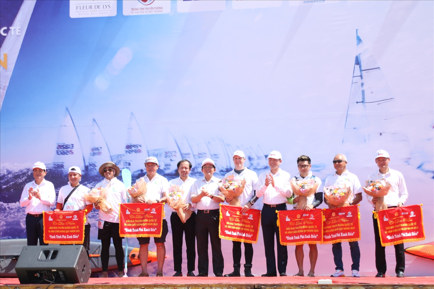 Tặng cờ cho các VĐV tham gia giải Tặng cờ cho các VĐV tham gia giải