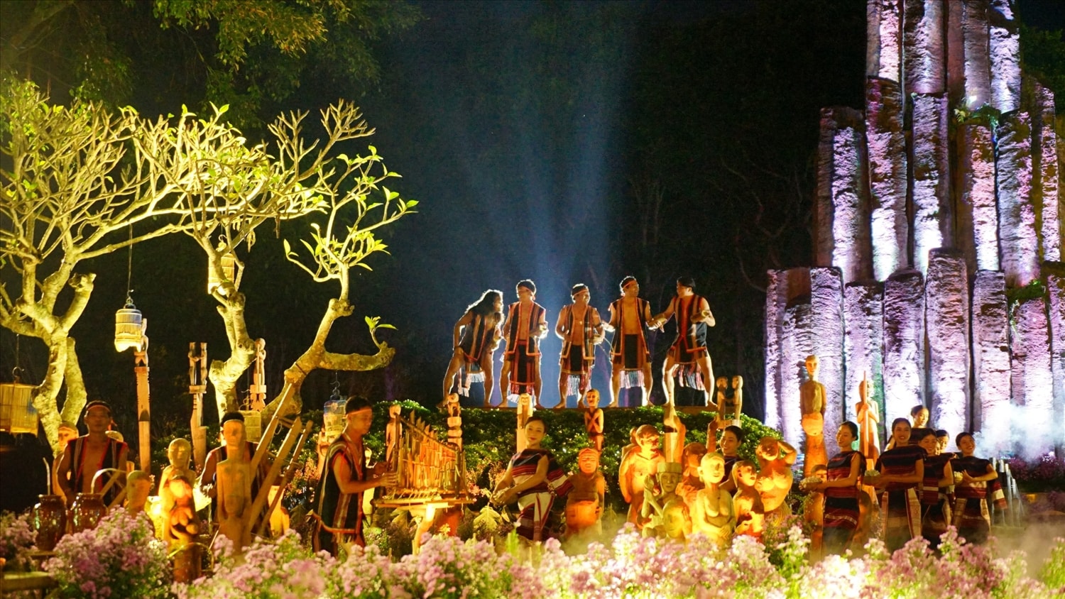 Đội nghệ nhân Gia Rai trong trang phục thổ cẩm truyền thống trình diễn hòa tấu nhạc cụ dân tộc độc đáo, rộn ràng