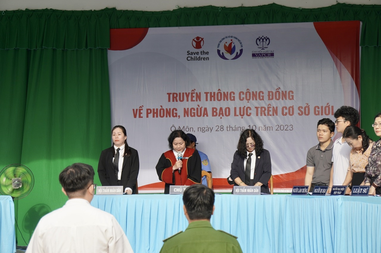 Kiến thức pháp luật được truyền tải đến các em học sinh thông qua hình thức phiên tòa giả định