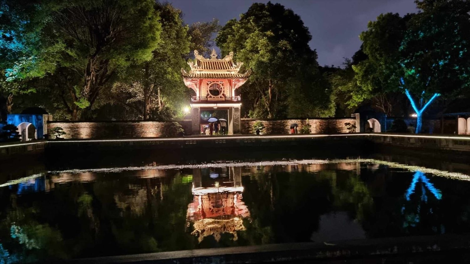 Khuê Văn Các trở nên lung linh soi bóng giếng Thiên Quang dưới tác động của công nghệ ánh sáng.