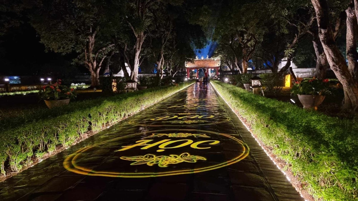 Con đường dẫn vào khu di tích lung linh huyền ảo sắc màu.