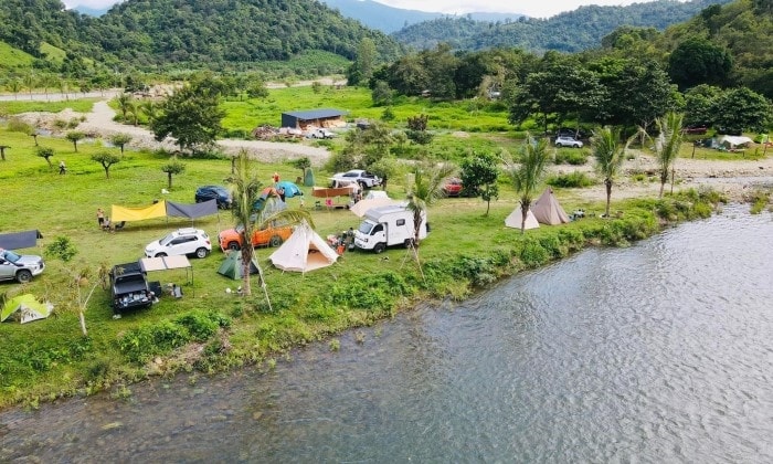 Những dòng suối, bờ hồ còn nhiều hoang sơ kỳ vĩ của La Ngâu gần đây đã thu hút lượng lớn du khách đến  tham quan, cắm trại, khám phá, mang đến nguồn thu kinh tế du lịch không nhỏ cho địa phương
