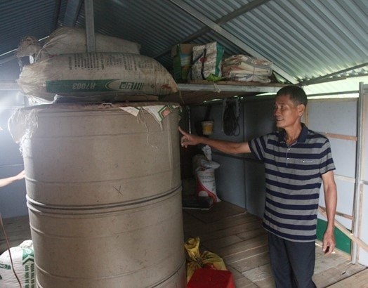 Trong nhà phao, ông Thành chất đủ thứ lương thực phòng khi lũ về Trong nhà phao, ông Thành chất đủ thứ lương thực phòng khi lũ về