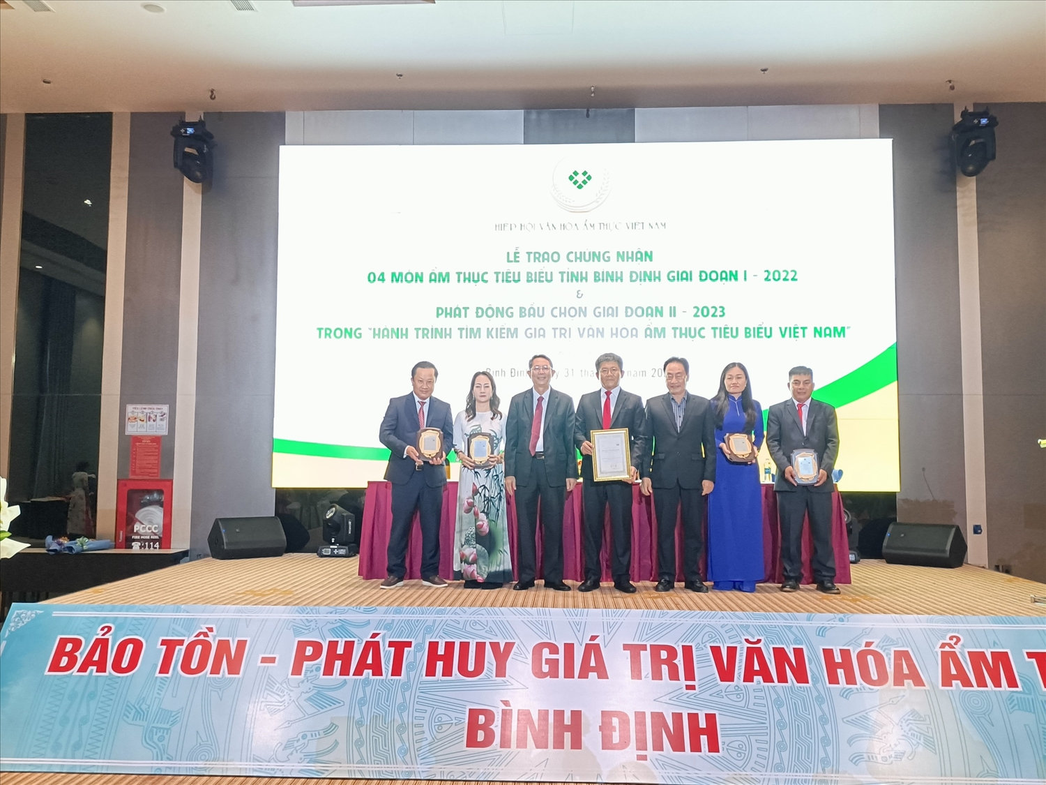 Trao tặng chứng nhận 4 món ẩm thực tiêu biểu của tỉnh Bình Định
