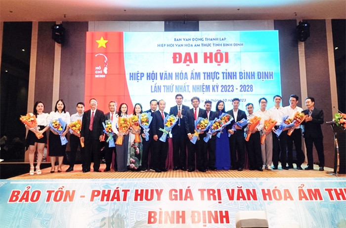 Trao tặng hoa cho các thành viên Hiệp hội văn hóa ẩm thực tỉnh