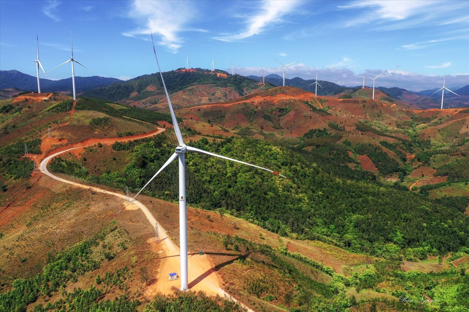 Nhà máy điện gió Tân Tấn Nhật - Đăk Glei Trụ Turbine gió của Nhà máy điện gió Tân Tấn Nhật ở xã Đăk Môn, huyện Đăk Glei