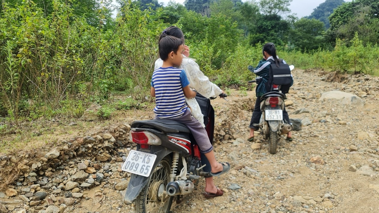 Thôn Ruộng là thôn khó khăn nhất của xã Bát Mọt về cơ sở hạ tầng như  đường vào thôn là nỗi ám ảnh của người mỗi khi vào mùa mưa lũ 