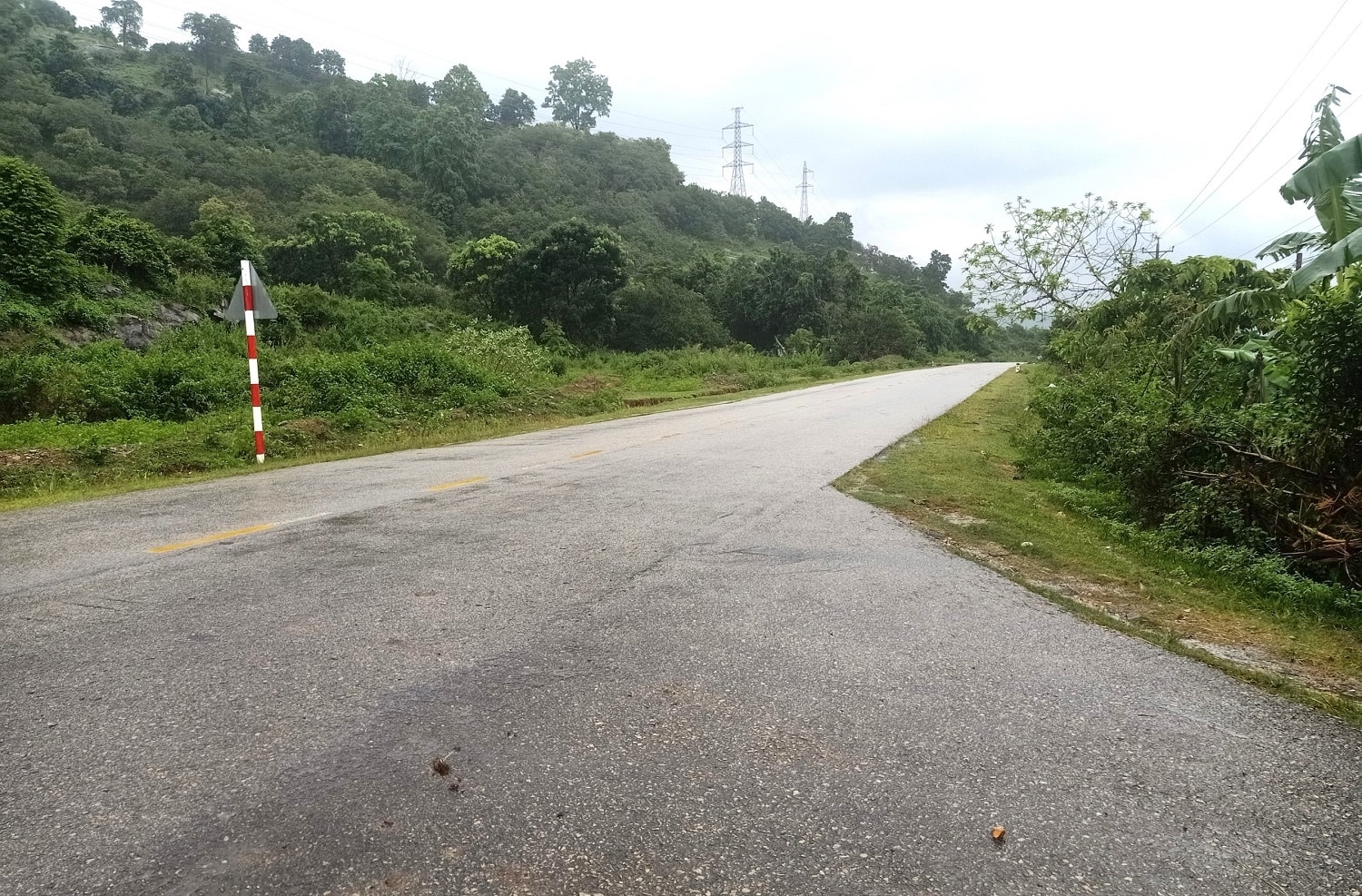 Đường lên xã La Ngâu hiện nay đã được đầu tư rải nhựa, mở rộng rất thuận tiện cho việc đi lại và vận chuyển hàng hóa của người dân