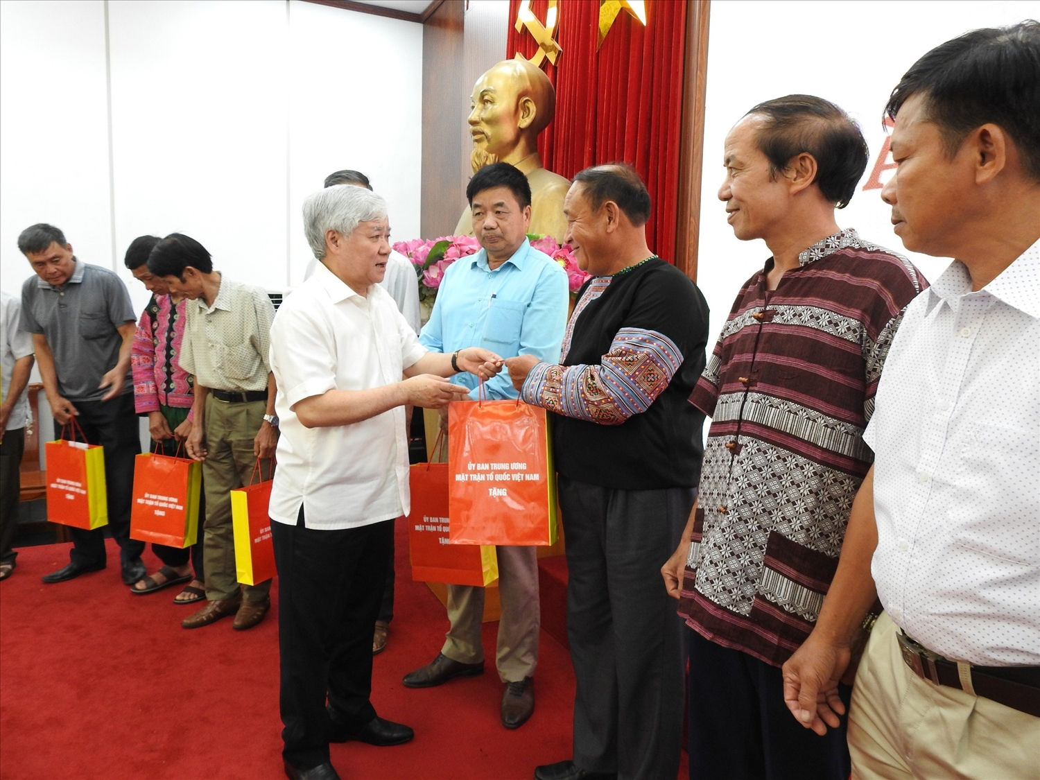 Bí thư Trung ương Đảng, Chủ tịch Ủy ban Trung ương MTTQ Việt Nam Đỗ Văn Chiến tặng quà cho Người có uy tín tiêu biểu tỉnh Hòa Bình nhân dịp đoàn thăm quan, gặp mặt lãnh đạo Đảng, Nhà nước tại Hà Nội