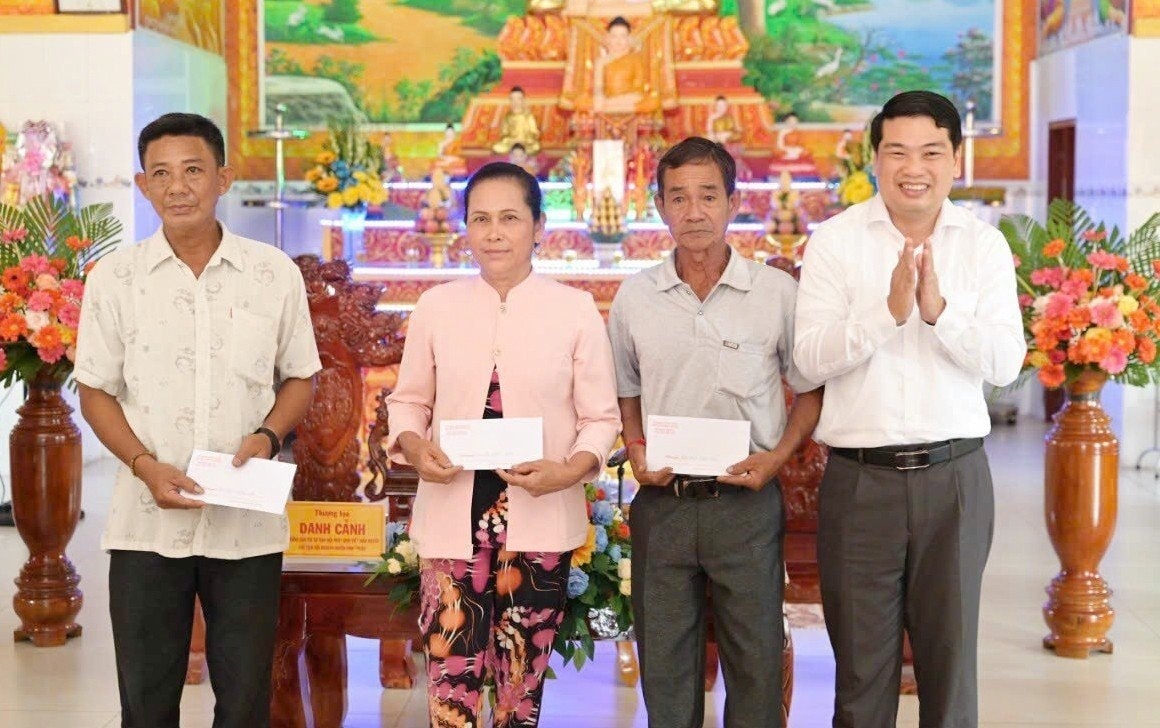 Ông Lê  Trung Hồ, Bí thư Huyện uỷ  Vĩnh Thuận thăm hỏi chúc tết, tặng quà đến Người có uy tín và gia đình chính sách nhân dịp Tết Nguyên đán 2023 