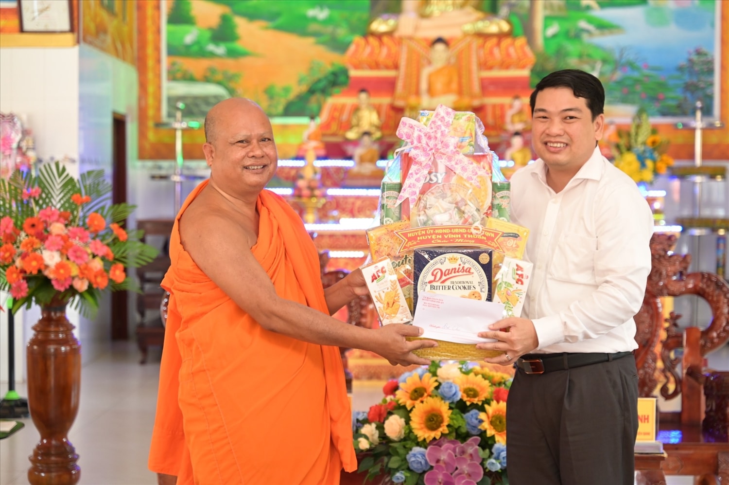 Đại diện lãnh đạo Huyện uỷ trao quà đến Thượng toạ Danh Cảnh - Chủ tịch Hội đoàn kết sư sãi yêu nước huyện Vĩnh Thuận 