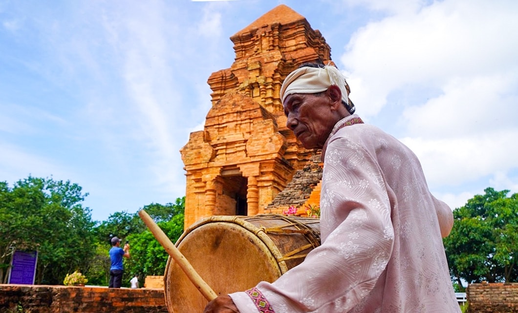 Nghệ nhân Sầm Văn Minh (69 tuổi, thị trấn Phước Dân, Ninh Phước, Ninh Thuận) đang say sưa với nhịp trống Ghinăng 