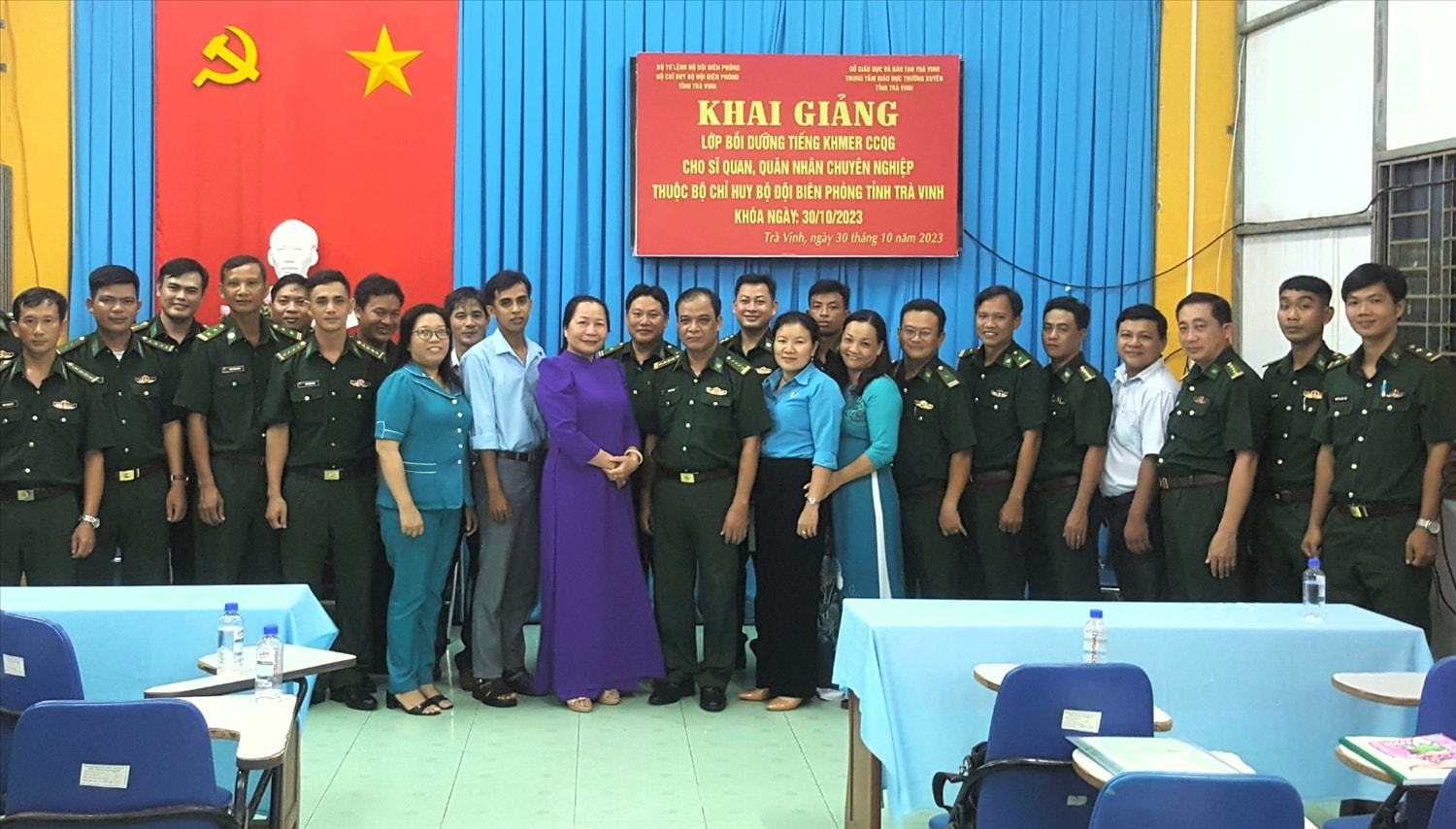 Các cán bộ tham gia lớp bồi dưỡng chụp ảnh lưu niệm với Ban tổ chức và giáo viên của lớp trong lễ khai giảng