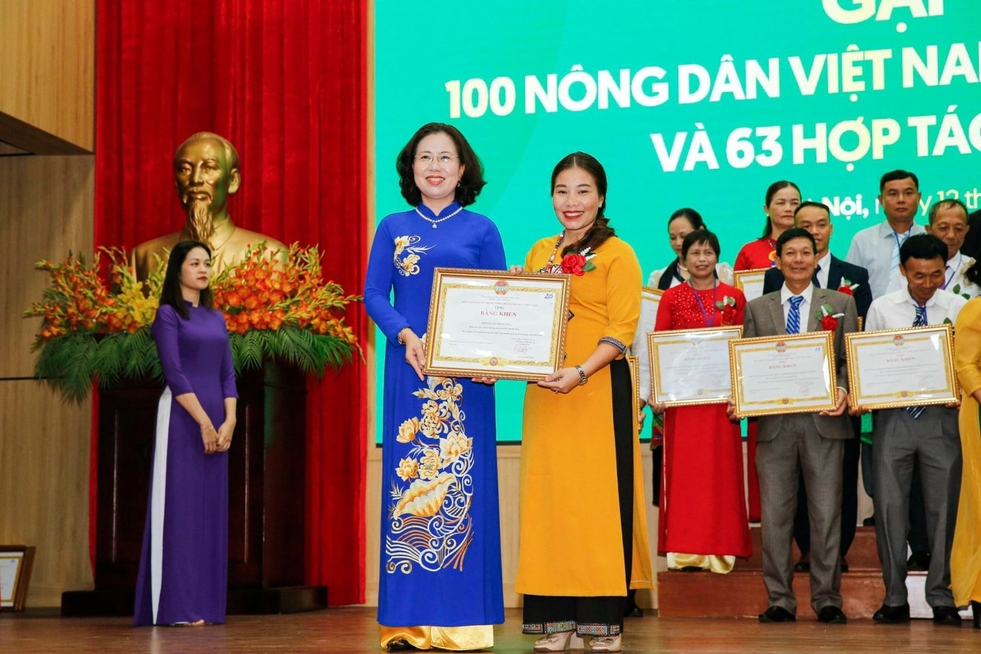 Bà Bùi Thị Thơm, Phó Chủ tịch BCH Trung ương Hội Nông dân Việt Nam trao tặng Bằng khen cho bà Ma Thị Ninh- Giám đốc HTX Yến Dương (Ba Bể). Bà Bùi Thị Thơm, Phó Chủ tịch BCH Trung ương Hội Nông dân Việt Nam trao tặng Bằng khen cho bà Ma Thị Ninh- Giám đốc HTX Yến Dương (Ba Bể).