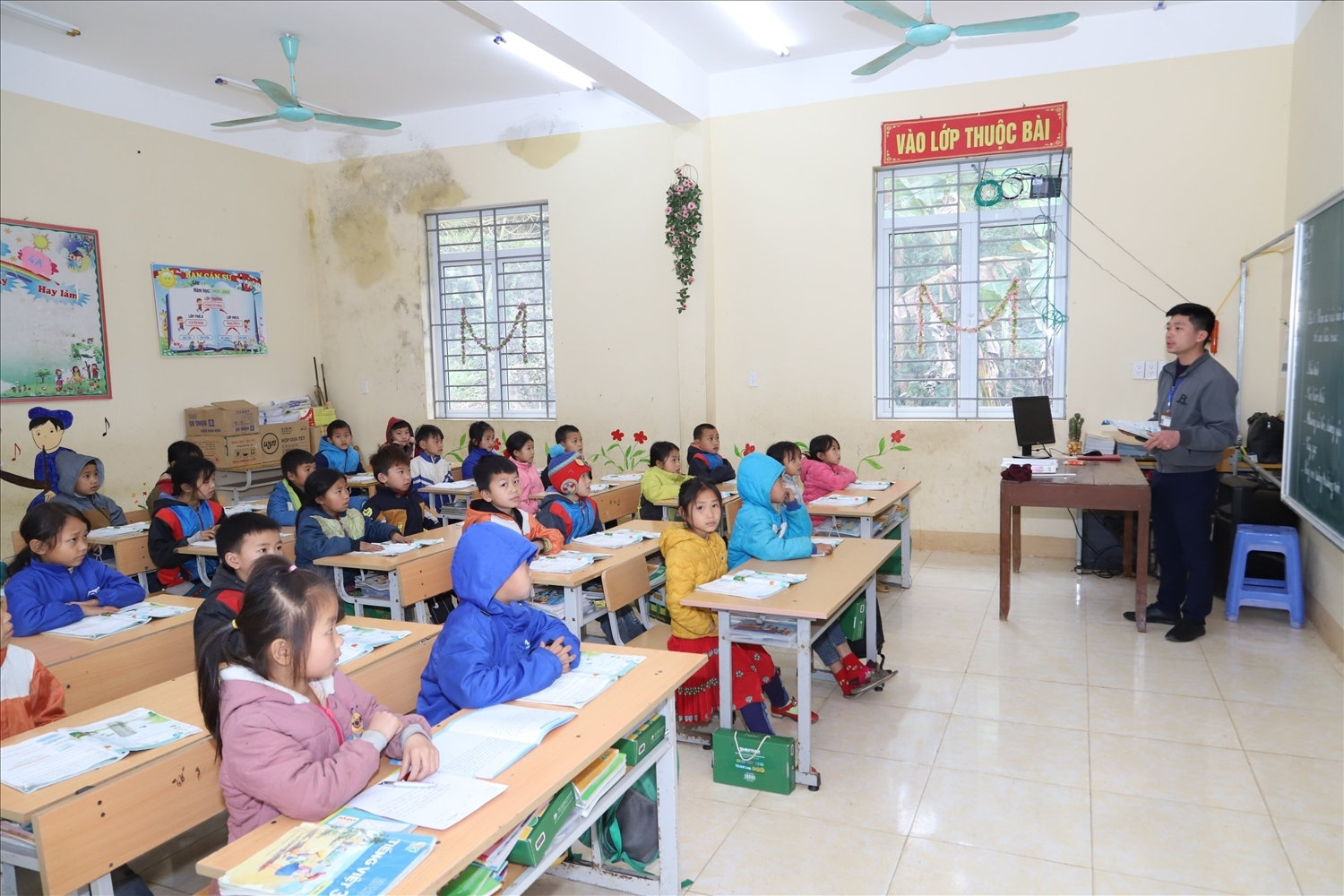 Cần quan tâm hơn nữa đến các chính sách thu hút đối với giáo viên, đặc biệt là với giáo viên công tác tại các trường vùng cao, vùng khó khăn đặc thù (Ảnh:  Văn Hoa - Minh Đức)