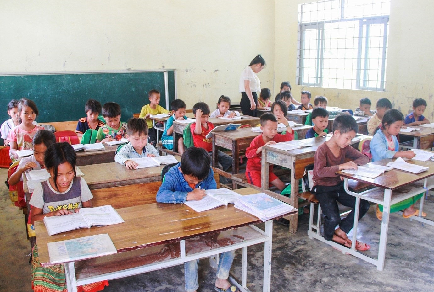 Tình trạng thiếu giáo viên nhiều năm nay đã là vấn đề nan giải, gây ảnh hưởng không hề nhỏ đến công tác dạy và học ở nhiều trường học, nhất là các điểm trường vùng DTTS (Ảnh: Lê Hường)