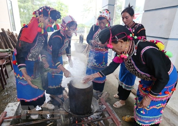 Lấy thời điểm kết thúc mùa thu hoạch để ăn Tết nên Tết cổ truyền là một trong những văn hóa đặc trưng riêng của dân tộc Si La. Lấy thời điểm kết thúc mùa thu hoạch để ăn Tết nên Tết cổ truyền là một trong những văn hóa đặc trưng riêng của dân tộc Si La.