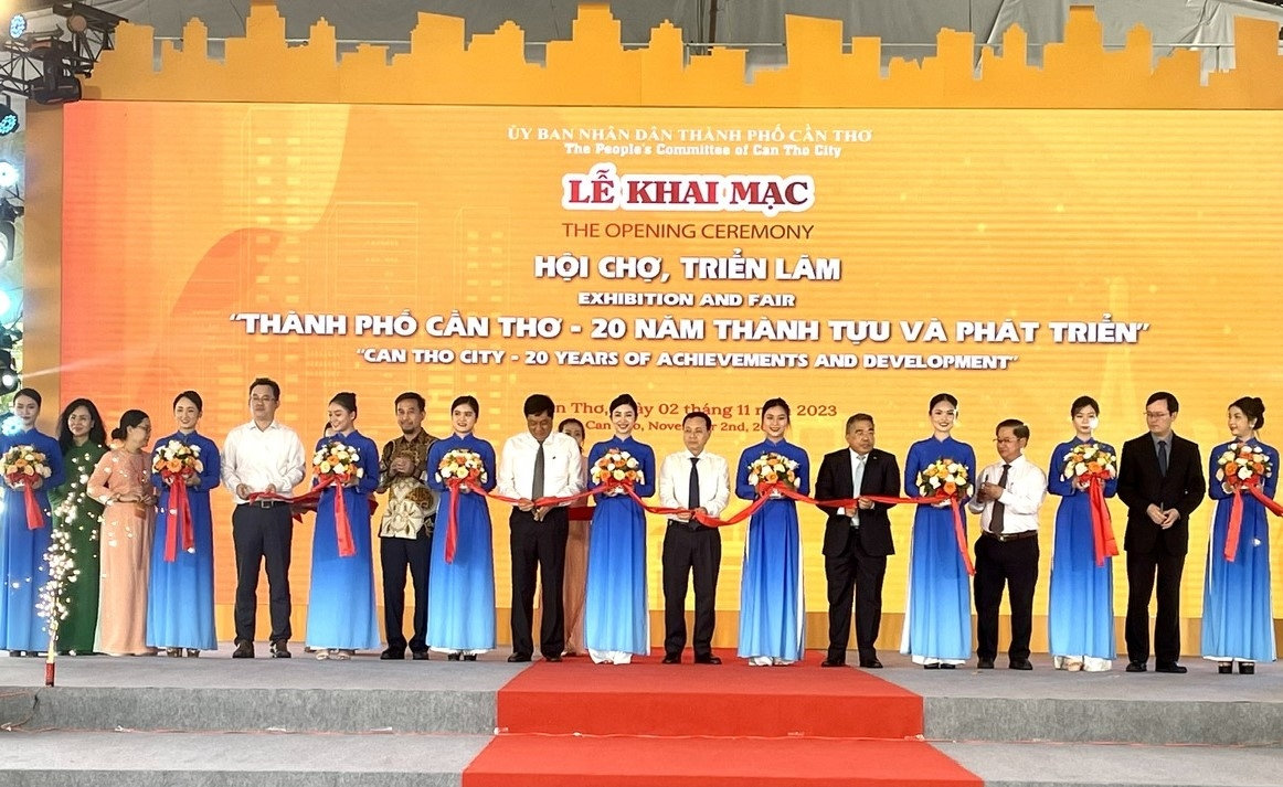 Các Đại biểu cắt băng Khai mạc Hội chợ, triển lãm “Thành phố Cần Thơ - 20 năm thành tựu và phát triển”