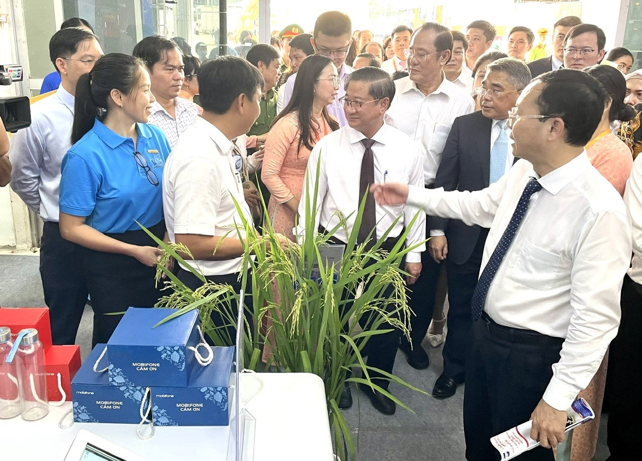 Các đại biểu tham quan các gian hàng tại  triển lãm Ông Trần Việt Trường - Chủ tịch UBND TP Cần Thơ Phát biểu tại lễ khai mạc Hội chợ triển lãm “Thành phố Cần Thơ - 20 năm thành tựu và phát triển”