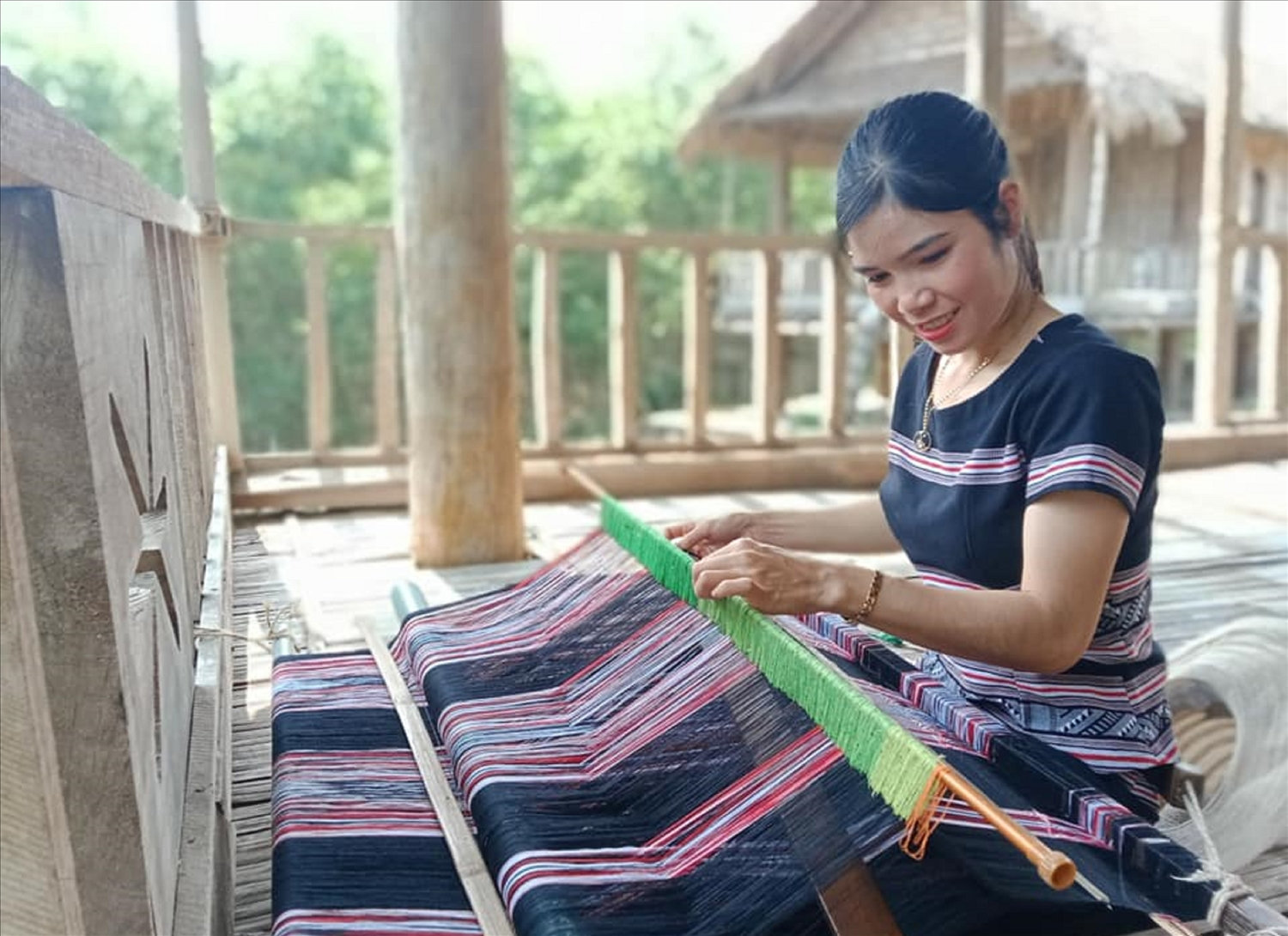 Phạm Thị Sung cần mẫn với sản phẩm thủ công của mình. Phạm Thị Sung cần mẫn với sản phẩm thủ công của mình.