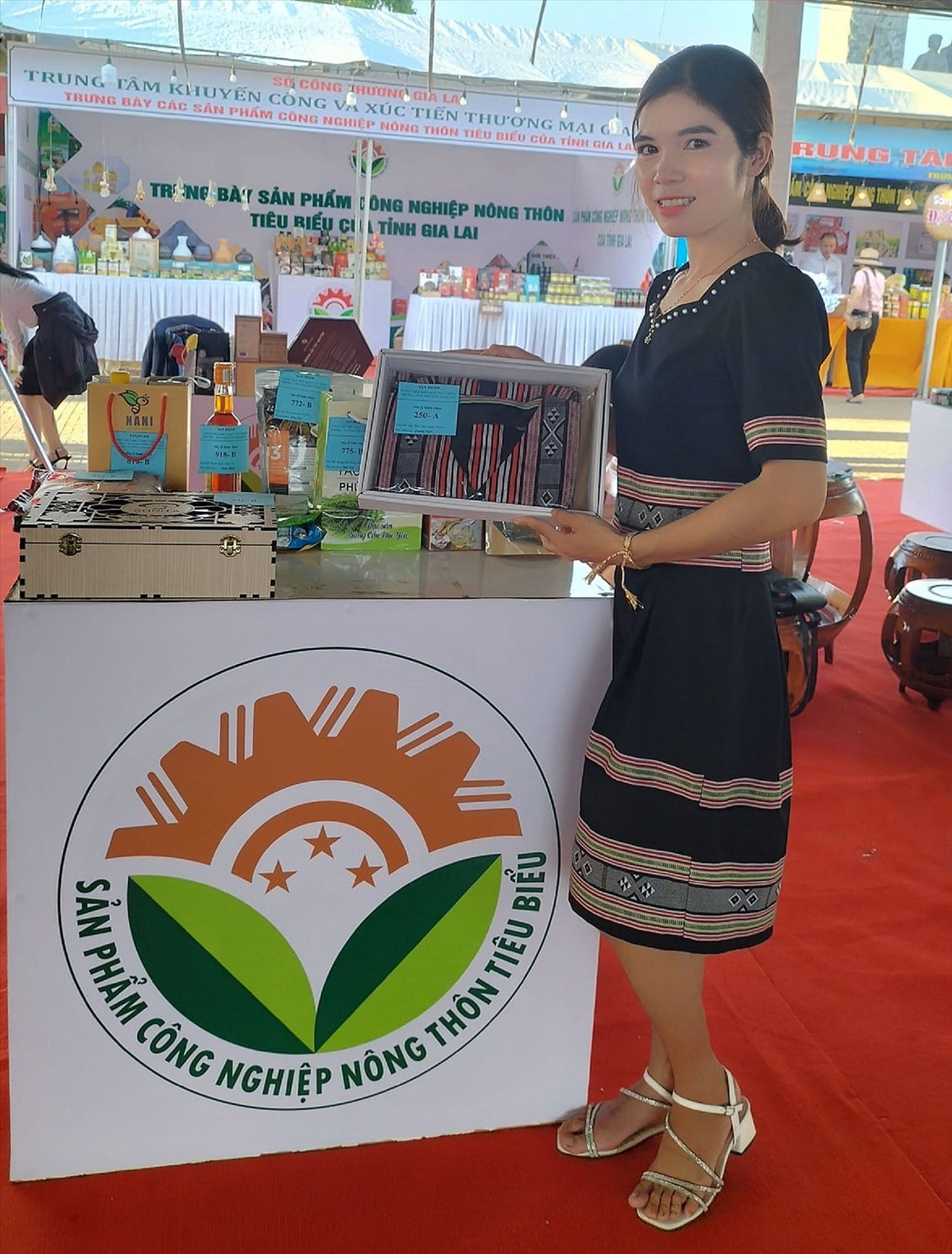 Ngoài việc quảng bá trên mạng xã hội, những người trẻ dân tộc Hrê cũng mang sản phẩm thổ cẩm đi nhiều hội chợ, đi các triển lãm, đi cả những điểm trưng bày, trong các cuộc thi... Ngoài việc quảng bá trên mạng xã hội, những người trẻ dân tộc Hrê cũng mang sản phẩm thổ cẩm đi nhiều hội chợ, đi các triển lãm, đi cả những điểm trưng bày, trong các cuộc thi...