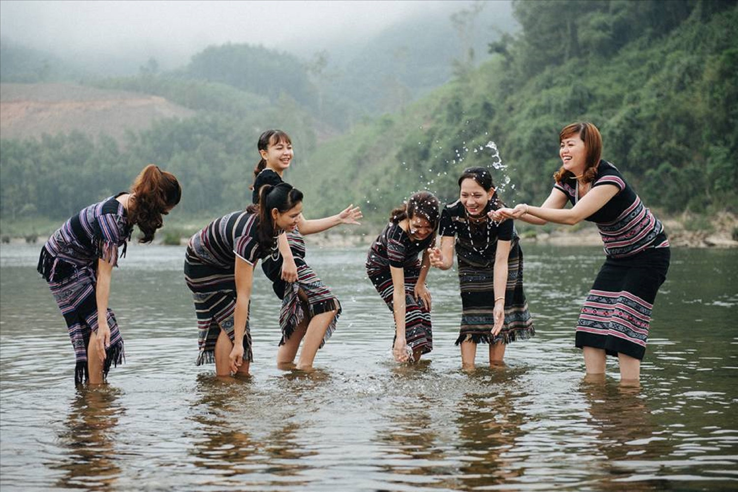 Thổ cẩm H'rê với vẻ đẹp độc đáo và nhiều hoa văn, họa tiết. Thổ cẩm H'rê với vẻ đẹp độc đáo và nhiều hoa văn, họa tiết.